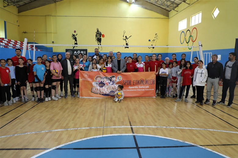 11 Ekim Dünya Kız Çocukları Günü’nde Voleybolcu Kızlara Anlamlı Ziyaret