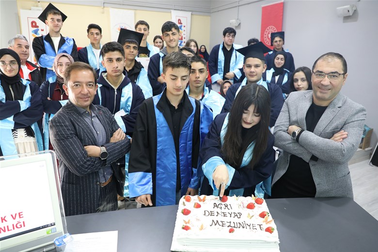 Milli Teknoloji Hamlesi'nin gelecekteki mimarları, üç yıllık yoğun bir eğitimin ardından diplomalarını coşkuyla aldı.