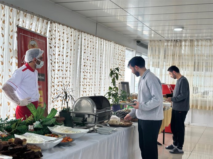 Gençlik ve Spor İl Müdürlüğümüze bağlı yurtlarda kalan binlerce öğrenci, vize ve final sınavları öncesinde düzenlenen geniş kapsamlı "Açık Büfe Moral Kahvaltısı" etkinliğinde bir araya geldi.